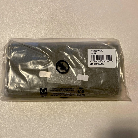 Michael Kors leather wallet , olive green, new with tags - Picture 7 of 7